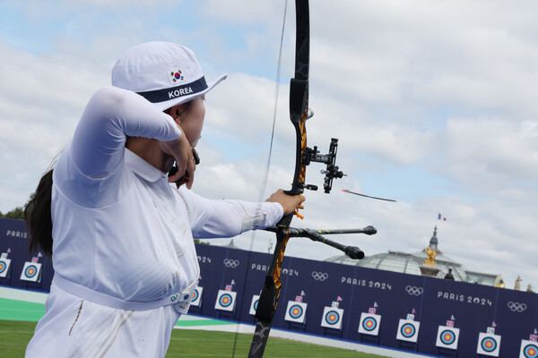 22일(현지시간) 프랑스 파리 레쟁발리드에 마련된 양궁 경기장에서 한국 여자 대표팀 임시현이 훈련하고 있다. /연합뉴스