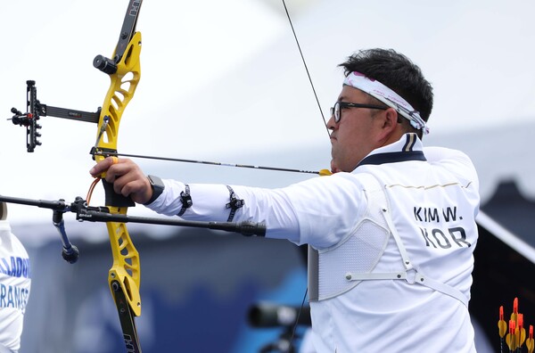 남자 양궁 대표팀 김우진이 25일(현지시간) 프랑스 파리 레쟁발리드에 마련된 경기장에서 2024 파리올림픽 남자 개인전 랭킹 라운드 경기를 펼치고 있다. /연합뉴스