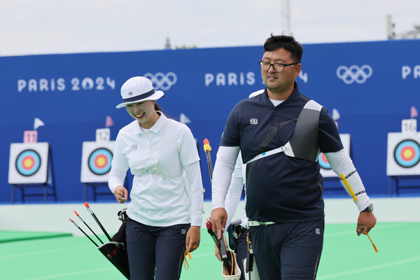 2024 파리올림픽에 출전하는 양궁 대표팀 임시현과 김우진이 23일(현지시간) 프랑스 파리 레쟁발리드에 마련된 양궁 랭킹 라운드 경기장에서 훈련 도중 미소를 보이고 있다. /연합뉴스