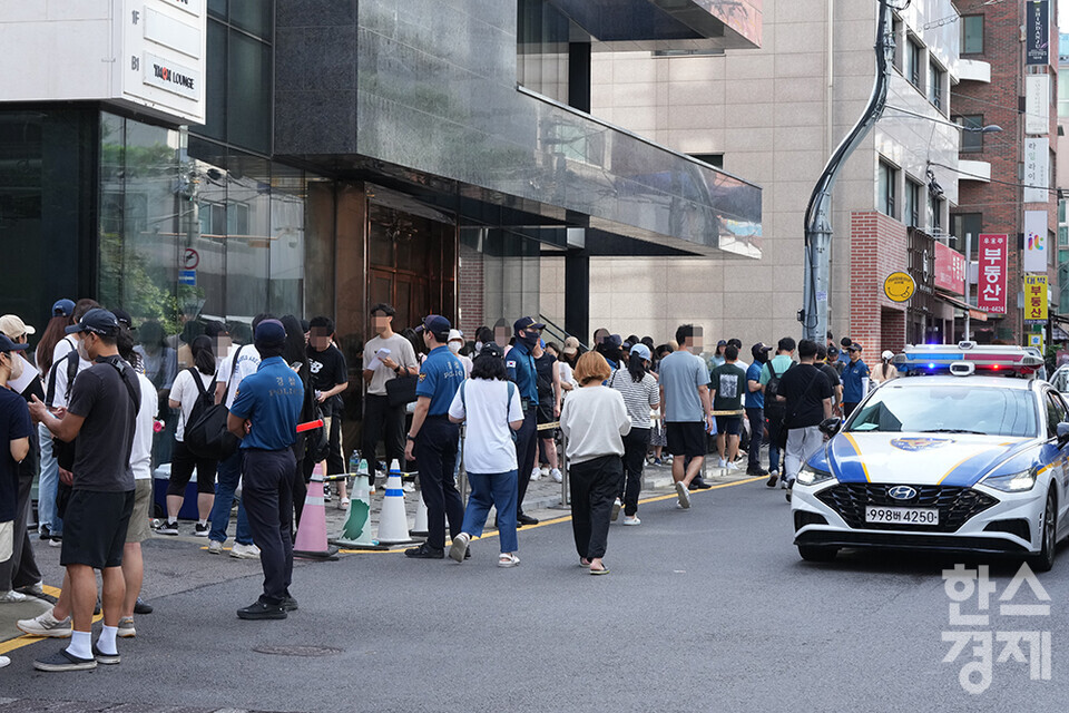 티몬 피해자들이 26일 오전 서울 강남구 티몬 신사옥 사무실 앞에서 환불 접수를 위해 줄을 서고 있다. 피해를 입은 소비자들은 자체적으로 만든 순번표에 따라 접수를 하고 있다. /최대성 기자 dpdaesung@sporbiz.co.kr 2024.07.26.