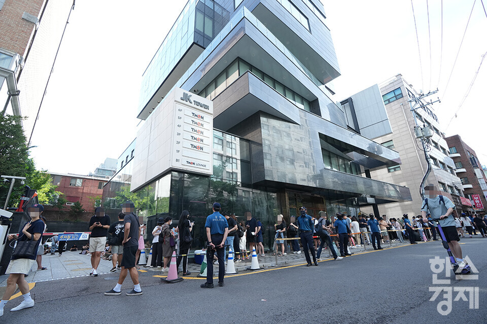 티몬 피해자들이 26일 오전 서울 강남구 티몬 신사옥 사무실 앞에서 환불 접수를 위해 줄을 서고 있다. 피해를 입은 소비자들은 자체적으로 만든 순번표에 따라 접수를 하고 있다. /최대성 기자 dpdaesung@sporbiz.co.kr 2024.07.26.