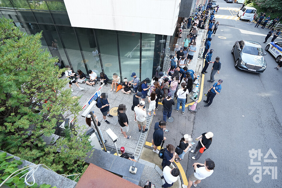 티몬 피해자들이 26일 오전 서울 강남구 티몬 신사옥 사무실 앞에서 환불 접수를 위해 줄을 서고 있다. 피해를 입은 소비자들은 자체적으로 만든 순번표에 따라 접수를 하고 있다. /최대성 기자 dpdaesung@sporbiz.co.kr 2024.07.26.