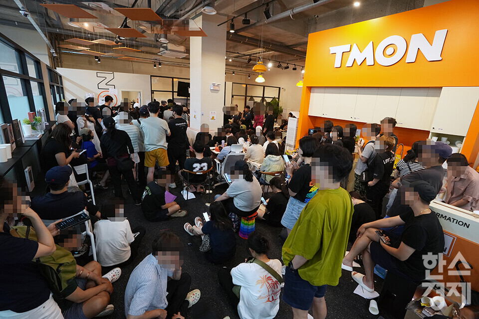 티몬 피해자들이 26일 오전 서울 강남구 티몬 신사옥 사무실에서 환불 접수를 하고 있다. 피해를 입은 소비자들은 자체적으로 만든 순번표에 따라 접수를 하고 있으며, 건물 밖에도 접수 대기 줄이 길게 이어져 있다. /최대성 기자 dpdaesung@sporbiz.co.kr 2024.07.26.