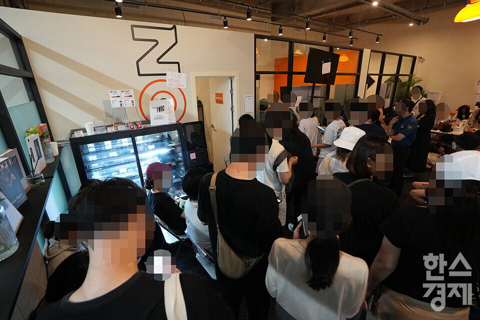 티몬 피해자들이 26일 오전 서울 강남구 티몬 신사옥 사무실에서 환불 접수를 하고 있다. 피해를 입은 소비자들은 자체적으로 만든 순번표에 따라 접수를 하고 있으며, 건물 밖에도 접수 대기 줄이 길게 이어져 있다. /최대성 기자 dpdaesung@sporbiz.co.kr 2024.07.26.