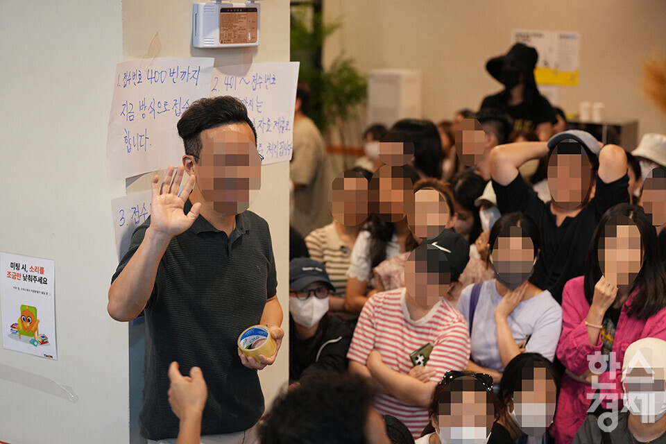 티몬 관계자가 26일 오전 서울 강남구 티몬 신사옥 사무실에서 환불 접수와 관련해 피해를 입은 소비자들에게 설명하고 있다. /최대성 기자 dpdaesung@sporbiz.co.kr 2024.07.26.