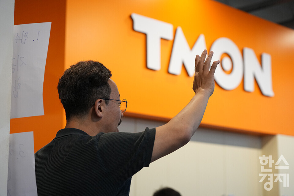티몬 관계자가 26일 오전 서울 강남구 티몬 신사옥 사무실에서 환불 접수와 관련해 피해를 입은 소비자들에게 설명하고 있다. /최대성 기자 dpdaesung@sporbiz.co.kr 2024.07.26.