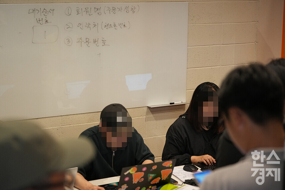 티몬 피해자들이 26일 오전 서울 강남구 티몬 신사옥 사무실에서 환불 접수를 하고 있다. 피해를 입은 소비자들은 자체적으로 만든 순번표에 따라 접수를 하고 있으며, 건물 밖에도 접수 대기 줄이 길게 이어져 있다. /최대성 기자 dpdaesung@sporbiz.co.kr 2024.07.26.