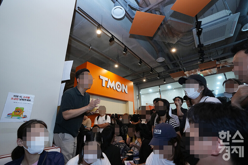 티몬 관계자가 26일 오전 서울 강남구 티몬 신사옥 사무실에서 환불 접수와 관련해 피해를 입은 소비자들에게 설명하고 있다. /최대성 기자 dpdaesung@sporbiz.co.kr 2024.07.26.