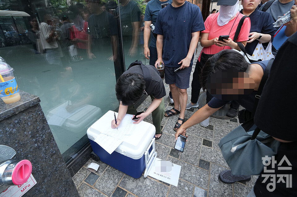 티몬 피해자들이 26일 오전 서울 강남구 티몬 신사옥 사무실 밖에서 QR코드로 환불 접수를 하고 있다. 피해를 입은 소비자들은 자체적으로 만든 순번표에 따라 접수를 하고 있으며, 건물 밖에도 접수 대기 줄이 길게 이어져 있다. /최대성 기자 dpdaesung@sporbiz.co.kr 2024.07.26.