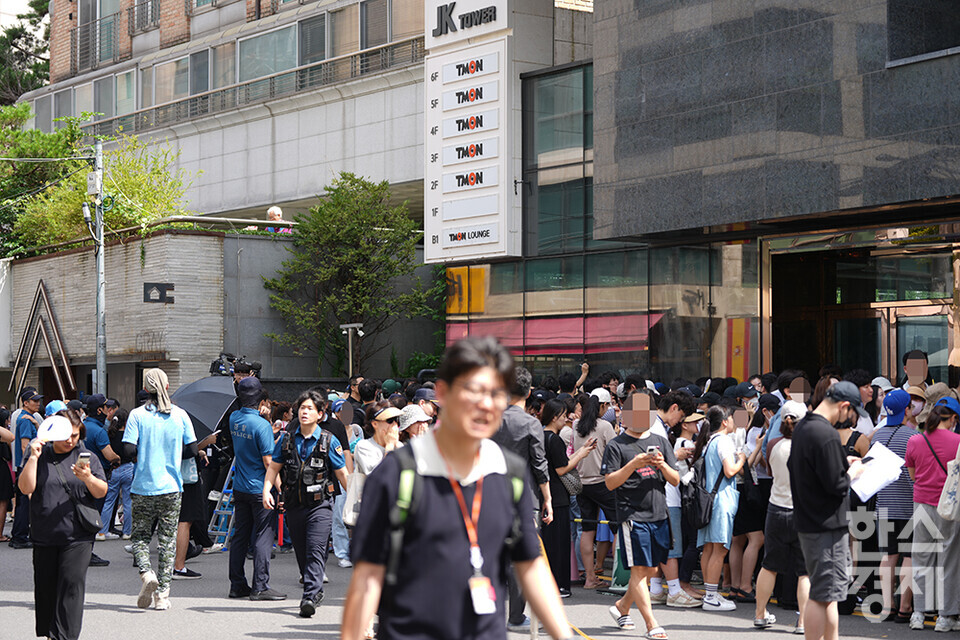 티몬 피해자들이 26일 오전 서울 강남구 티몬 신사옥 사무실에서 환불 접수를 하고 있다. 피해를 입은 소비자들은 자체적으로 만든 순번표에 따라 접수를 하고 있으며, 건물 밖에도 접수 대기 줄이 길게 이어져 있다. /최대성 기자 dpdaesung@sporbiz.co.kr 2024.07.26.