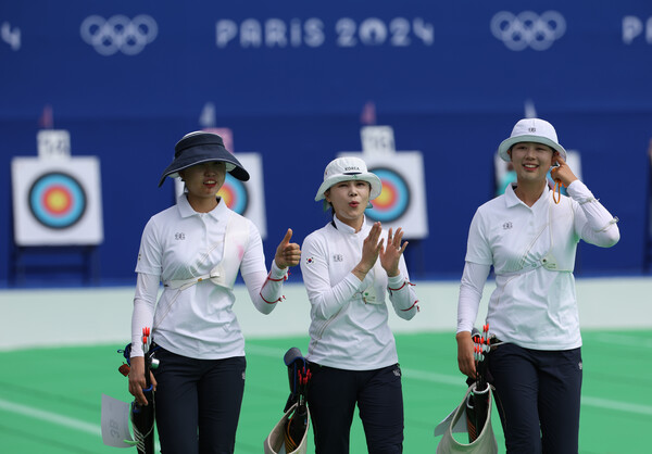 25일(현지시간) 프랑스 파리 레쟁발리드에 마련된 양궁 경기장에서 열린 2024 파리올림픽 여자 개인전 랭킹 라운드에서 임시현(오른쪽부터), 전훈영, 남수현이 기뻐하며 걸어가고 있다. /연합뉴스