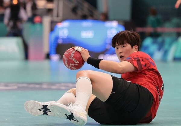 2024 파리 올림픽 개막을 하루 앞둔 25일(한국 시각) 프랑스 파리 사우스 파리 아레나 6에서 열린 핸드볼 여자 조별리그 A조 1차전 한국과 독일의 경기. 넘어진 류은희가 패스할 곳을 찾고 있다. /연합뉴스