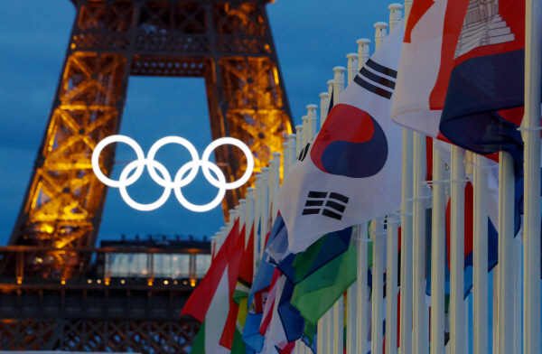 2024 파리 올림픽 개막을 앞둔 24일(한국 시각) 프랑스 파리 샤요궁의 태극기와 각국 국기 뒤로 에펠탑의 조명이 빛나고 있다. /연합뉴스