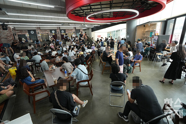 26일 오후 서울 강남구 위메프 본사에서 정산 지연 사태와 관련 피해를 입은 소비자들이 환불 차례를 기다리고 있다. 위메프 피해자들은 '현장 접수 대신 온라인과 고객 센터를 중심으로 환불 접수를 받고 있다'는 위메프 공지에도 불안감에 현장을 떠나지 못하고 있다. 2024.7.25 /최대성 기자 dpdaesung@sporbiz.co.kr 2024.07.26.