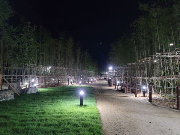 도시바람길숲 조성사업인 ‘아롱개 문화공원’을 7월 26일(금)에 개장하여 시민들에게 힐링 명소로 제공할 계획이다. 도시바람길숲 조성사업은 미세먼지, 열섬현상 등 각종 대기환경 문제를 바람길숲을 조성하여 생활환경을 개선하는 사업이다./ 안성시 제공