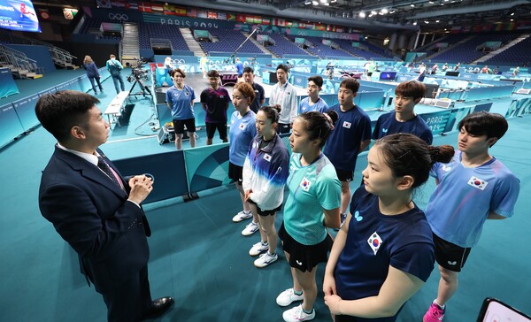유승민 대한탁구협회 회장 겸 국제올림픽위원회(IOC) 선수위원이 25일(현지시간) 2024 파리 올림픽 탁구 경기장인 사우스 파리 아레나4를 찾아 훈련을 앞둔 선수들을 격려하고 있다. /연합뉴스