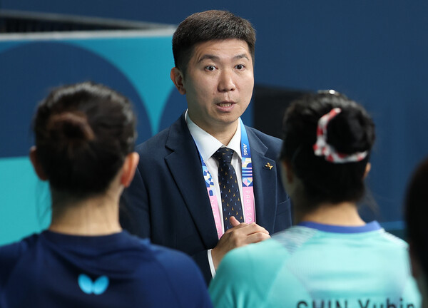 유승민 대한탁구협회 회장 겸 국제올림픽위원회(IOC) 선수위원이 25일(현지시간) 2024 파리 올림픽 탁구 경기장인 사우스 파리 아레나4를 찾아 훈련을 앞둔 선수들을 격려하고 있다. /연합뉴스
