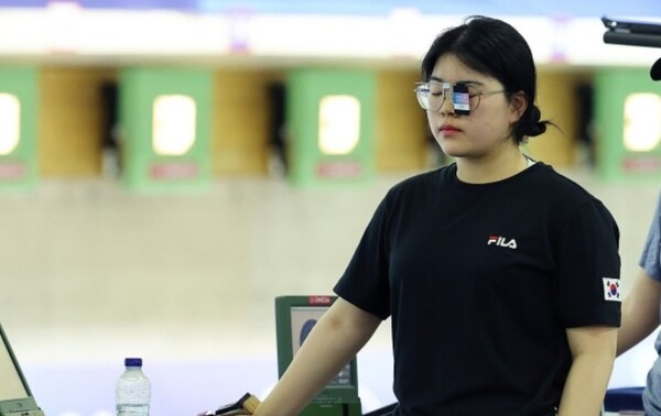 현지 시각 27일 프랑스 샤토루 슈팅 센터에서 열린 2024 파리 올림픽 사격 공기권총 10m 여자 본선에 진출한 오예진이 숨을 고르고 있다. /연합뉴스