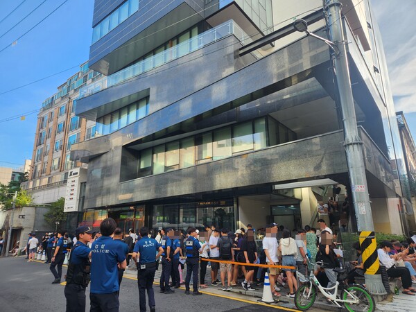 지난 26일 티몬 신사동 본사 앞에서 피해 소비자들이 환불 접수를 위해 대기하고 있다. / 사진=이수민 기자