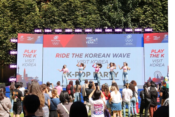 K팝 커버댄스 공연을 즐기는 방문객들. /한국관광공사 제공