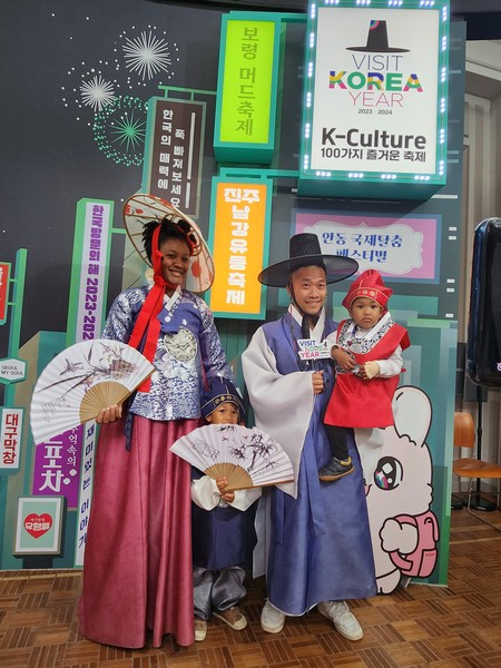 한국방문의해 포토존에서 한복체험을 하는 관람객들. /한국관광공사 제공