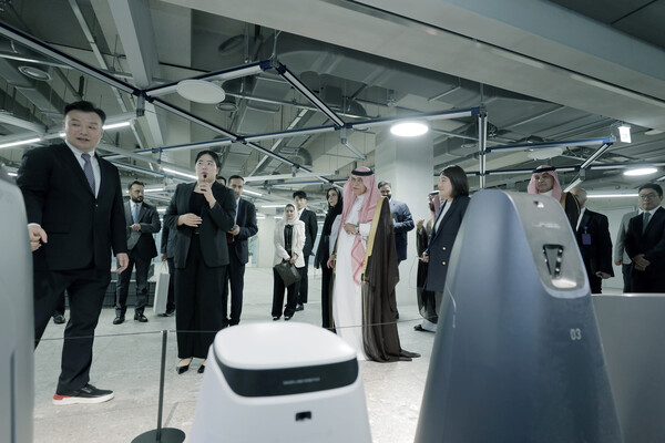 29일 네이버 1784를 방문한 사우디아라비아 상무부 마지드 알 카사비 장관이 네이버랩스의 로봇들을 살펴보고 있다./ 네이버 제공