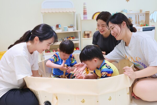 서울아산병원 응급실 의료진이 한사랑장애영아원 아동들과 함께 놀이를 하고 있다./ 서울아산병원 제공