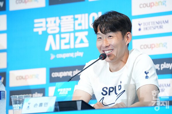 토트넘 홋스퍼의 손흥민이 30일 서울월드컵경기장에서 열린 2024 쿠팡플레이 시리즈 토트넘과 팀 K리그의 1경기 사전 기자회견에서 활짝 웃고 있다. /최대성 기자