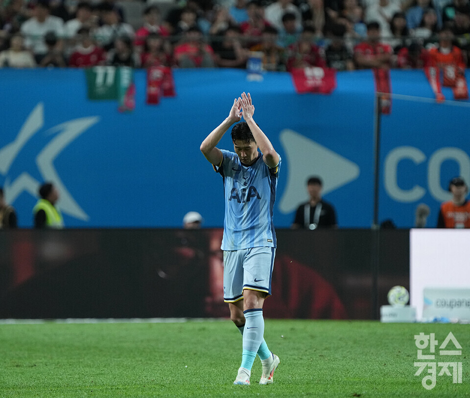 토트넘 손흥민이 31일 서울월드컵경기장 열린 팀 K리그와 쿠팡플레이 시리즈 1경기에서 골을 넣은 후 박수를 치고 있다. /최대성 기자