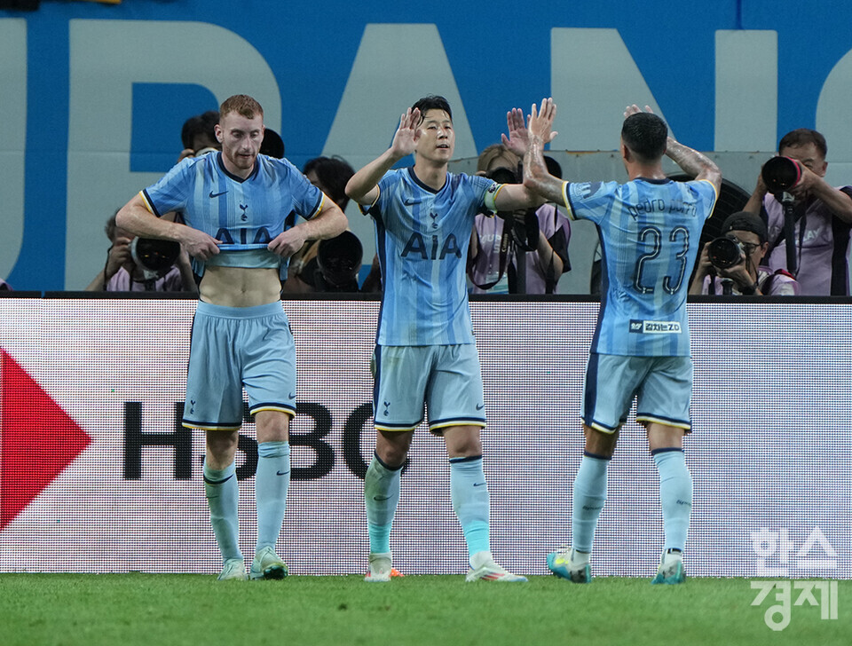 토트넘 홋스퍼의 손흥민(가운데). /최대성 기자