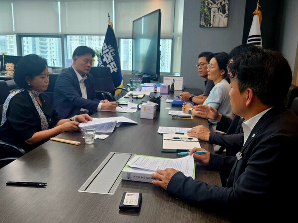 경기도의회 제1부의장인 정윤경 도의원(더불어민주당, 군포1)과 교섭단체 더불어민주당 최종현 대표의원(수원7)이 합동으로 30일 경기도 학교급식 수산물 안전관리 체계를 점검했다./ 경기도의회 제공