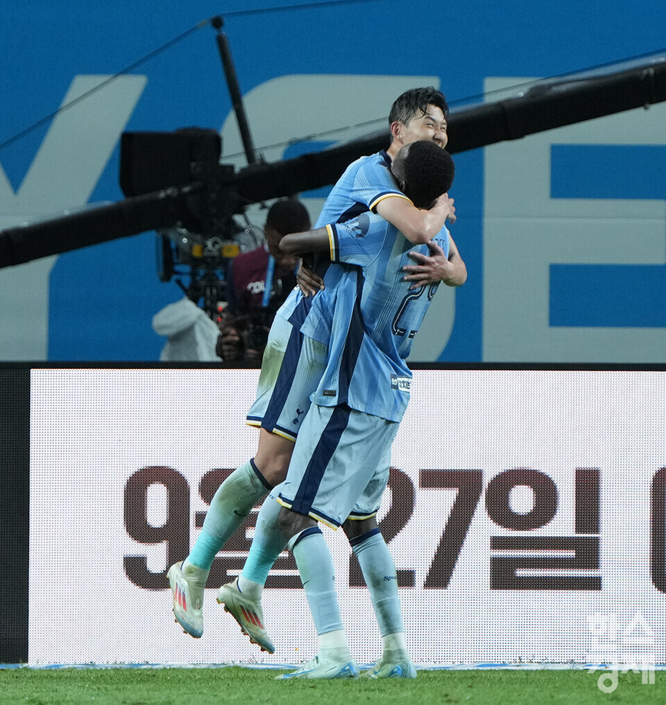 토트넘 홋스퍼의 손흥민(왼쪽)이 기뻐하고 있다. /최대성 기자