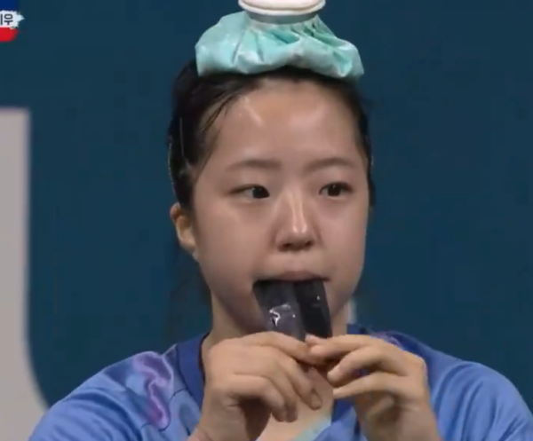 에너지젤을 먹는 신유빈. /중계방송 캡처