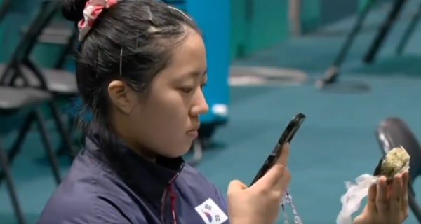 주먹밥 인증샷을 찍는 신유빈. /중계방송 캡처