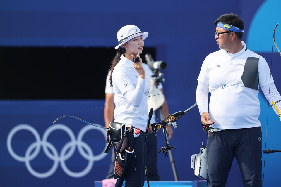 2일 프랑스 파리 레쟁발리드에서 열린 2024 파리올림픽 양궁 혼성 단체전 대만과의 16강 슛오프 상황에서 한국 김우진이 마지막 발을 쏘기 전 임시현과 대화하고 있다. /연합뉴스
