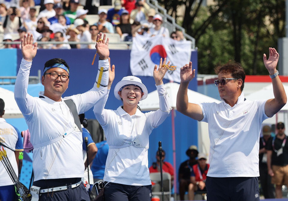 2일 프랑스 파리 레쟁발리드에서 열린 2024 파리올림픽 양궁 혼성 단체전 인도와의 준결승에서 승리한 한국 김우진(왼쪽부터), 임시현과 박성수 감독이 기뻐하고 있다. /연합뉴스