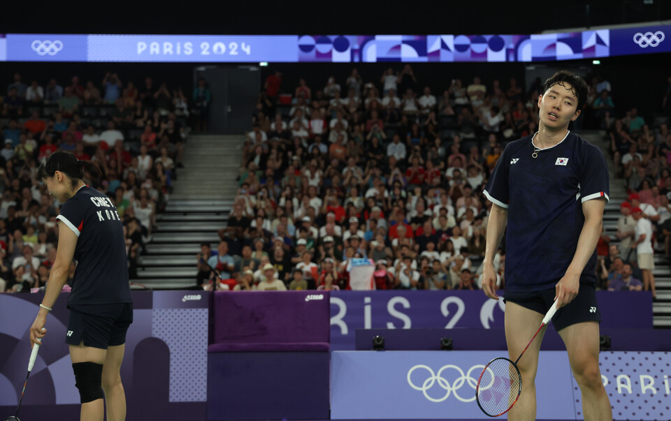 2일 프랑스 파리 라 샤펠 아레나에서 열린 2024 파리 올림픽 배드민턴 혼합복식 동메달 결정전에서 일본에 패하며 4위로 마무리한 서승재와 채유정이 아쉬워하고 있다. /연합뉴스 