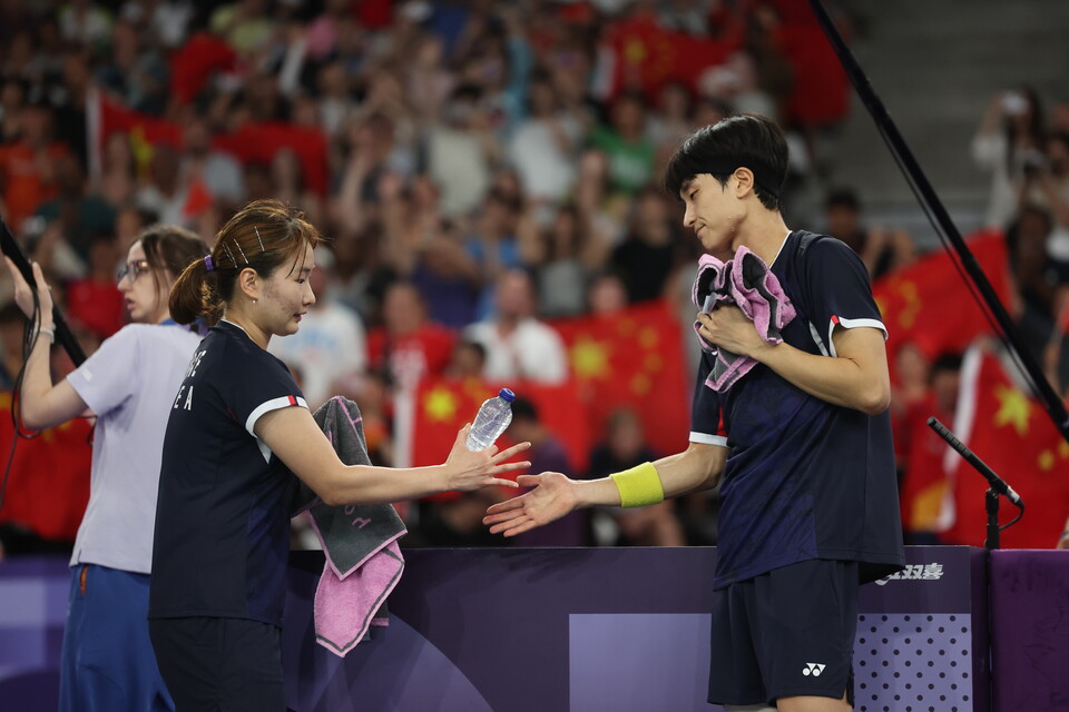 2일 프랑스 파리 라 샤펠 아레나에서 열린 2024 파리올림픽 배드민턴 혼합복식 결승전에서 김원호-정나은 조가 중국 정쓰웨이-황야충 조를 상대로 패한 뒤 서로 격려하고 있다. /연합뉴스
