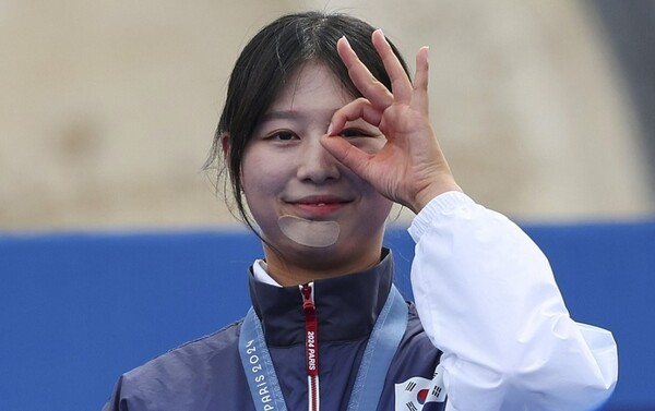 3일(현지 시각) 프랑스 파리 레쟁발리드에서 열린 2024 파리 올림픽 양궁 여자 개인전 시상식에서 금메달을 차지하며 3관왕을 달성한 임시현이 포즈를 취하고 있다. /연합뉴스