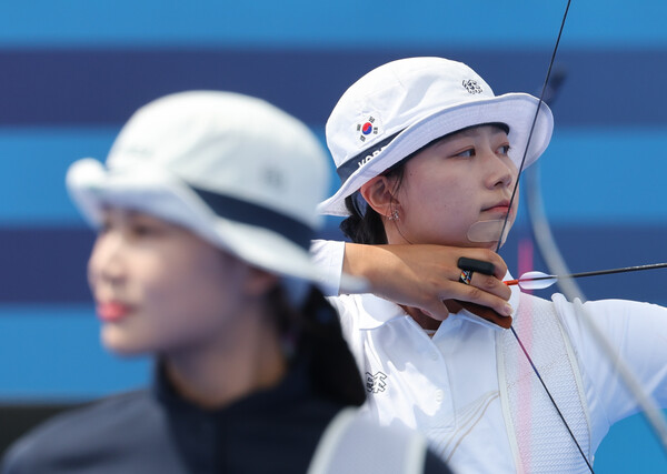 3일(한국 시각) 프랑스 파리 레쟁발리드에서 열린 2024 파리 올림픽 양궁 여자 개인전 준결승에서 한국 임시현(오른쪽)과 전훈영이 맞붙고 있다. /연합뉴스