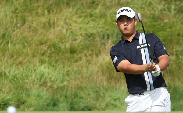 4일(한국 시각) 프랑스 파리 르 골프 나쇼날에서 열린 2024 파리 올림픽 남자골프 경기에서 한국의 김주형이 샷을 하고 있다. /연합뉴스