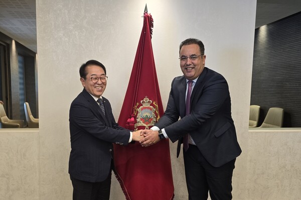 박형덕 사장(왼쪽)이 모로코 수도 카사블랑카에서 타릭 모파달(Tarik Moufaddal) 모로코 지속가능 에너지청장과 만나 모로코 그린수소 프로젝트에 참여할 의향을 전했다. 아울러 두 사람은 이 자리에서 서부발전의 역량과 모로코의 우수한 사업환경에 대해 이야기를 나눴다. / 사진=한국서부발전