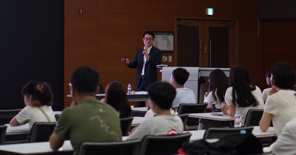 한국서부발전이 충남 태안 본사에서 지역 학부모와 교사를 대상으로 ‘에듀테크 특강’을 진행했다. 사진은 최현호 서부발전 차장이 인공지능 자율 운영 발전소 개념과 드론을 활용한 발전소 설비점검 등 디지털발전소 운영 사례를 소개하는 모습. / 사진=한국서부발전