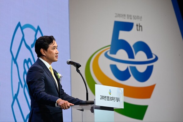 최윤범 고려아연 회장이 내달 1일 창립 50주년을 맞아 하루 전인 31일 개최한 사내 기념식에서 ‘새로운 미션’과 ‘핵심가치 5가지’를 발표하고 있다. / 고려아연 제공