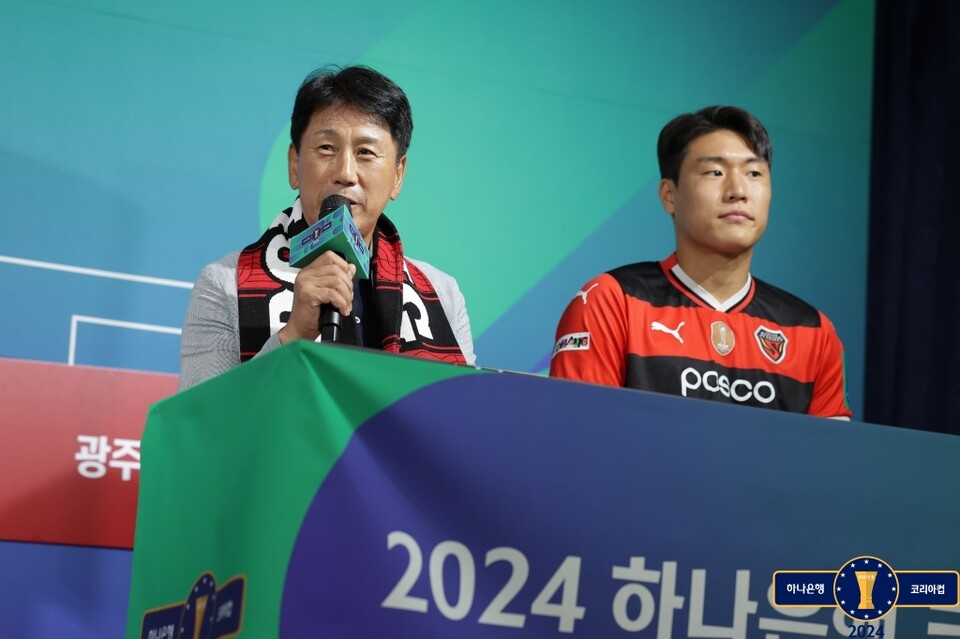  ‘2024 하나은행 코리아컵 준결승전 대진추첨’에 참석한 박태하 포항 스틸러스 감독과 이호재. /대한축구협회 제공