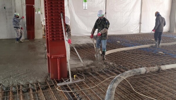 국내의 한 DL이앤씨 건설 현장에서 ‘내화 콘크리트’를 타설하고 있는 모습. /DL이앤씨 제공