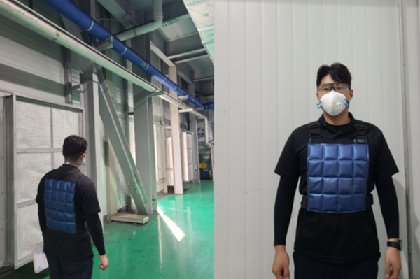 에코프로이엠 근무자가 회사에서 제공한 냉각조끼를 입고 현장에서 근무하는 모습 / 에코프로