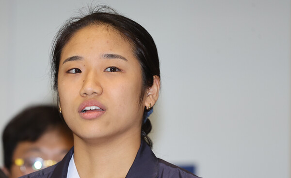 2024 파리올림픽 배드민턴 여자 단식에서 금메달을 차지한 안세영이 7일 오후 인천국제공항을 통해 귀국하며 취재진 질문에 답하고 있다. /연합뉴스