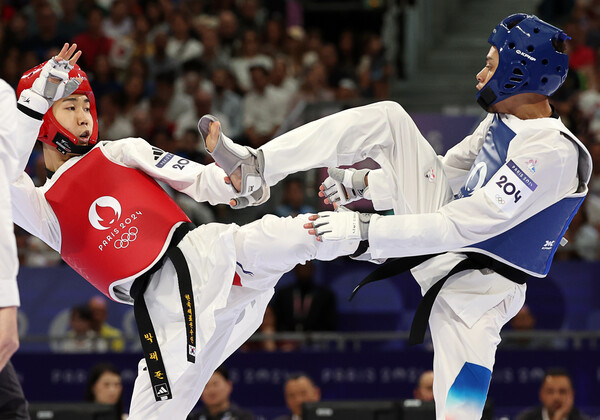 7일(현지시간) 프랑스 파리 그랑팔레 태권도경기장에서 열린 2024 파리올림픽 태권도 남자 58kg급 8강전에 출전한 한국 박태준이 프랑스의 시리앙 라베와 경기를 펼치고 있다. /연합뉴스
