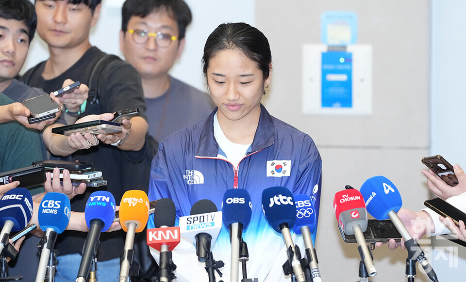 2024 파리 올림픽 배드민턴 여자단식에서 금메달을 획득한 안세영(삼성생명)이 7일 오후 인천국제공항 2터미널 입국장을 통해 귀국한 후 인터뷰를 하고 있다. /최대성 기자 dpdaesung@sporbiz.co.kr 2024.08.07.